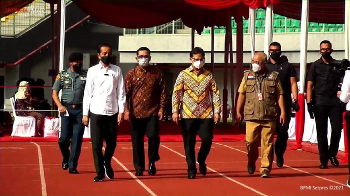 Jokowi Tinjau Vaksinasi di Stadion Patriot Bekasi