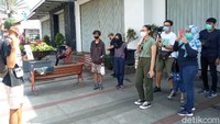 Bersama pemandu, peserta tur akan diajak untuk jalan-jalan keliling kota. (Bonauli/detikcom)