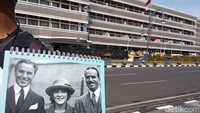 Tak hanya lihat bangunan bersejarah, pemandu juga memberikan cerita dan foto-foto menarik dari bangunan bersejarah tersebut. (Bonauli/detikcom)