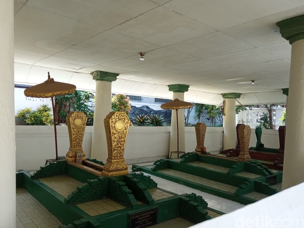 Selain bangunan bersejarah, peserta juga berziarah ke makan Bupati R.A Wiranatahkusumah II yang membangun Kota Bandung. (Bonauli/detikcom) Selain bangunan bersejarah, peserta juga berziarah ke makan Bupati R.A Wiranatahkusumah II yang membangun Kota Bandung. (Bonauli/detikcom)