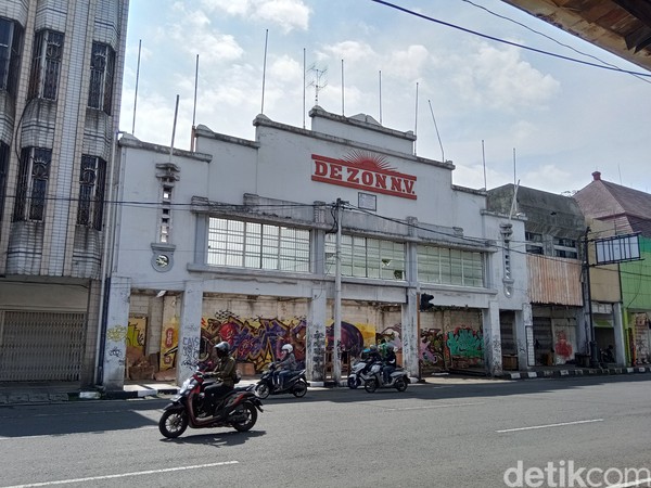 Dezon artinya matahari, banyak yang mengasumsikan bahwa tempat ini jadi asal muasal kelahiran brand Matahari. (Bonauli/detikcom) Dezon artinya matahari, banyak yang mengasumsikan bahwa tempat ini jadi asal muasal kelahiran brand Matahari. (Bonauli/detikcom)