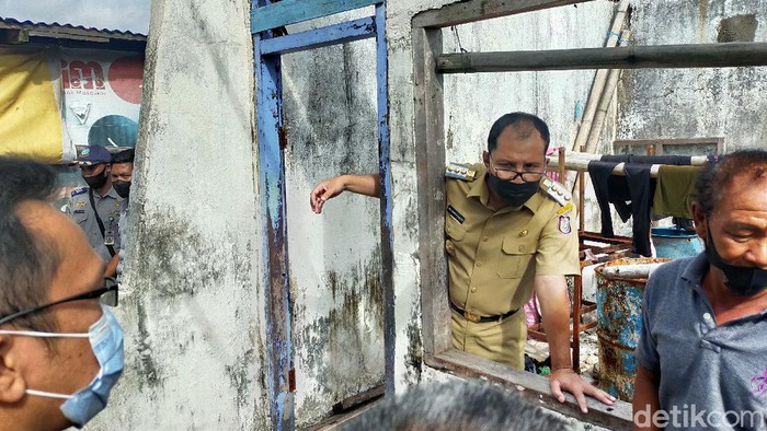 Walkot Makassar, Ramadhan Danny Pomanto kesal setelah melihat bangunan liar berdiri di pinggir Pantai Panyua (Ibnu Munsir/detikcom)