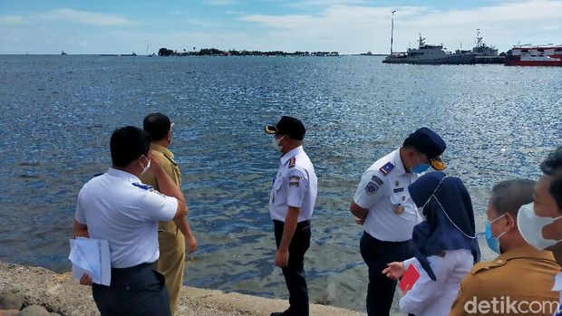 Walkot Makassar, Ramadhan 'Danny' Pomanto kesal setelah melihat bangunan liar berdiri di pinggir Pantai Panyua (Ibnu Munsir/detikcom)