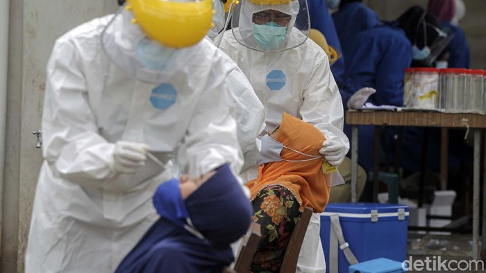 Warga Dusun Kendal, Bangunkerto, Turi, Sleman, Yogyakarta, dites swab antigen secara massal. Tes swab dilakukan setelah 14 kepala keluarga di dusun tersebut positif COVID-19.