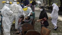 Baik anak-anak hingga orang dewasa semua ikut dites swab massal guna mengantisipasi penyebaran yang lebih luas lagi.
