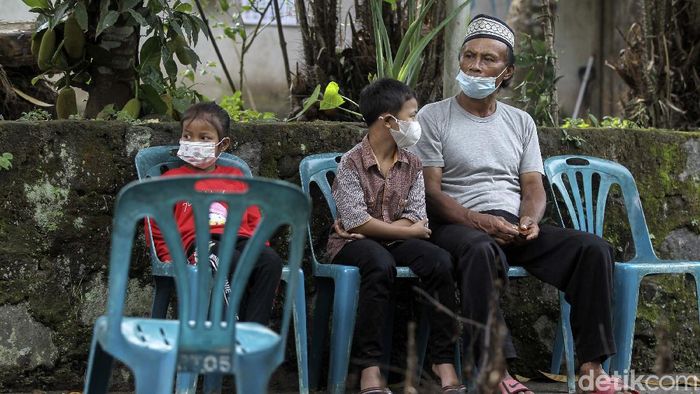 Warga Dusun Kendal, Bangunkerto, Turi, Sleman, Yogyakarta, dites swab antigen secara massal. Tes swab dilakukan setelah 14 kepala keluarga di dusun tersebut positif COVID-19.