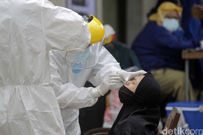 Warga Dusun Kendal, Bangunkerto, Turi, Sleman, Yogyakarta, dites swab antigen secara massal. Tes swab dilakukan setelah 14 kepala keluarga di dusun tersebut positif COVID-19.