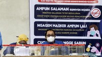 Seperti diketahui, penyebaran dan penularan itu terjadi lantaran tingkah sembrono salah seorang pasien yang diduga menjadi pemicu penularan. Warga tersebut saat menjalani tes polymerase chain reaction (PCR), dan  tak melakukan isolasi mandiri selama menanti hasil pemeriksaan dan malah keluyuran keluar rumah. Penyebaran itulah yang terjadi.