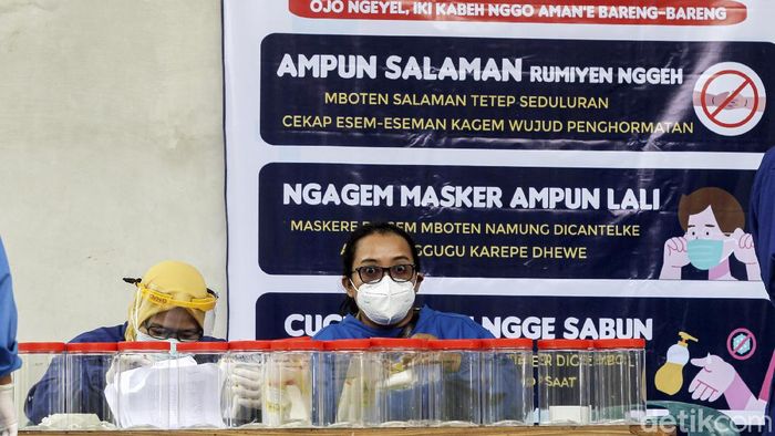 Warga Dusun Kendal Sleman Dites Swab Massal Warga mengikuti tes swab antigen secara massal di Dusun Kendal, Bangunkerto, Turi, Sleman, Yogyakarta, Senin (14/6/2021). Tes swab antigen ini dilaksanakan setelah sekitar 14 kepala keluarga di dusun tersebut terkonfirmasi positif Covid-19. Tes swab antigen dilakukan untuk tracing warga yang terpapar dan mencegah penyebaran.