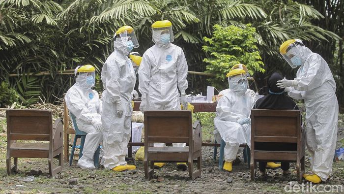 Warga Dusun Kendal Sleman Dites Swab Massal Warga mengikuti tes swab antigen secara massal di Dusun Kendal, Bangunkerto, Turi, Sleman, Yogyakarta, Senin (14/6/2021). Tes swab antigen ini dilaksanakan setelah sekitar 14 kepala keluarga di dusun tersebut terkonfirmasi positif Covid-19. Tes swab antigen dilakukan untuk tracing warga yang terpapar dan mencegah penyebaran.