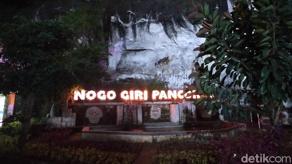 Hasilnya, selama satu tahun (dipotong libur 3 bulan), Selo Tirto Giri berhasil meraup omset Rp 5,2 miliar. Tenaga kerja asli dari Desa Sekapuk, lebih dari 60 karyawan juga bisa dipekerjakan. Selain itu, setiap RT juga dilibatkan didalam wisata yang dikelola BUMDes itu. (Deny Prastyo Utomo/detikTravel) Hasilnya, selama satu tahun (dipotong libur 3 bulan), Selo Tirto Giri berhasil meraup omset Rp 5,2 miliar. Tenaga kerja asli dari Desa Sekapuk, lebih dari 60 karyawan juga bisa dipekerjakan. Selain itu, setiap RT juga dilibatkan didalam wisata yang dikelola BUMDes itu. (Deny Prastyo Utomo/detikTravel)