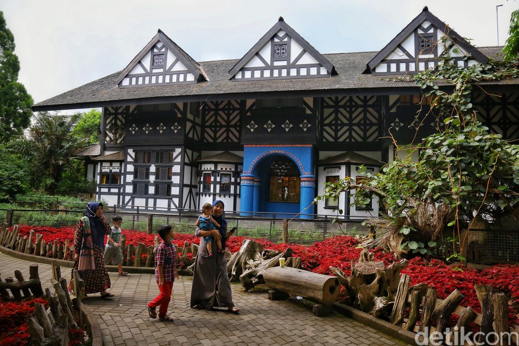Farm House Susu Lembang menjadi salah satu wisata yang digemari di Bandung. Memiliki nuansa Eropa dengan peternakan kecil, Farm House sangat ramah anak.