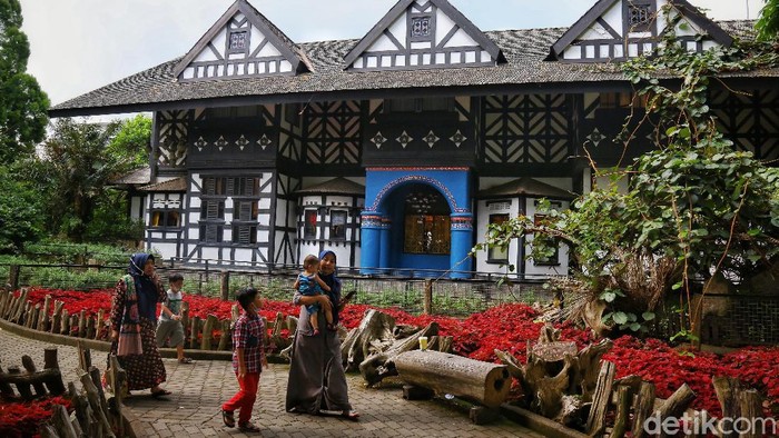 Farm House Susu Lembang menjadi salah satu wisata yang digemari di Bandung. Memiliki nuansa Eropa dengan peternakan kecil, Farm House sangat ramah anak.
