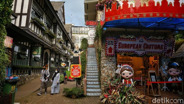 Nuansa Eropa juga bisa traveler dapat di Lembang, yaitu di Farm House. Di sini ada replika desa tradisional Belanda, Skotladia hingga Jerman. (Rafida Fauzia/detikcom) Nuansa Eropa juga bisa traveler dapat di Lembang, yaitu di Farm House. Di sini ada replika desa tradisional Belanda, Skotladia hingga Jerman. (Rafida Fauzia/detikcom)