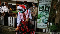 Wisatawan bisa merasakan menjadi penduduk Eropa dengan pakaian yang sangat khas.  