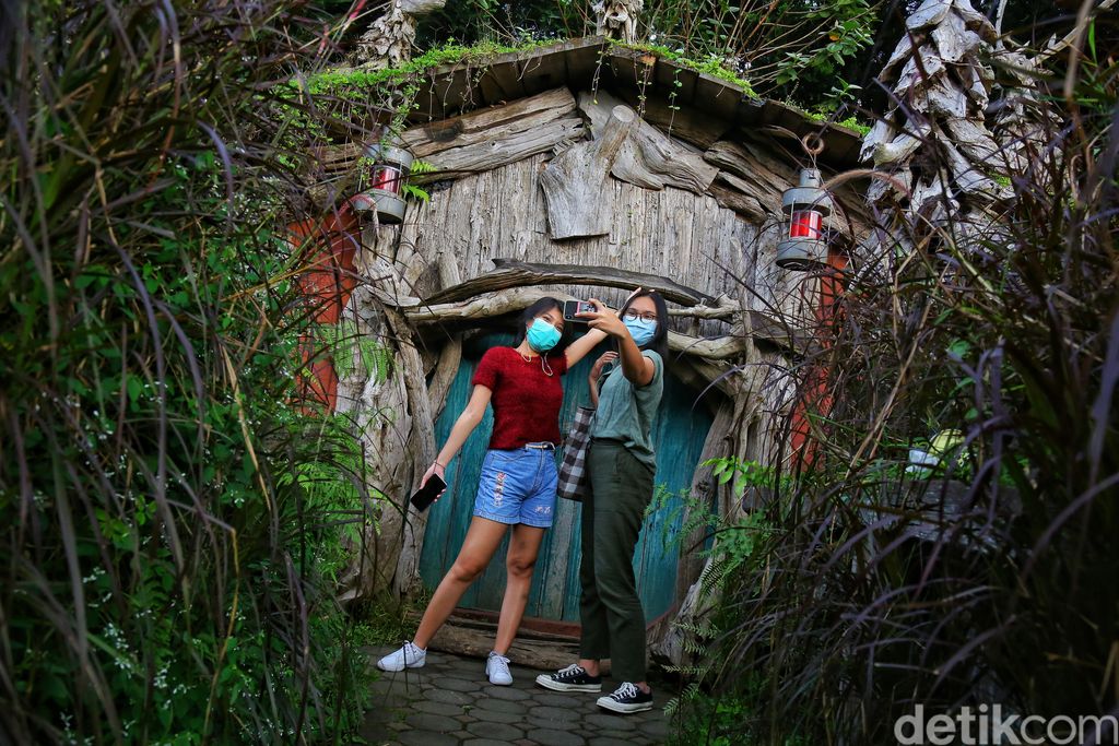 Farm House Susu Lembang menjadi salah satu wisata yang digemari di Bandung. Memiliki nuansa Eropa dengan peternakan kecil, Farm House sangat ramah anak.