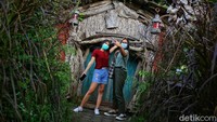 Untuk penggemar foto-foto, rumah hobbit dan Kincir angin bisa menjadi pilihan.   