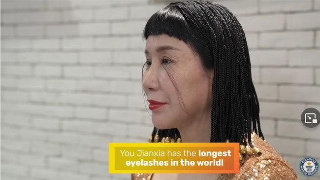 Ia pun tak menyangka jika lima tahun kemudian panjangnya bertambah hampir dua kali lipat. Kini panjang bulu mata Jianzia sudah sampai ke pipi bahkan rahang jika ditarik lurus. Foto: Dok. YouTube Guinness World Records