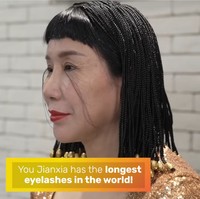 Ia pun tak menyangka jika lima tahun kemudian panjangnya bertambah hampir dua kali lipat. Kini panjang bulu mata Jianzia sudah sampai ke pipi bahkan rahang jika ditarik lurus. Foto: Dok. YouTube Guinness World Records