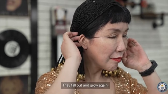 Wanita itu juga berpikir bahwa bulu mata yang panjang berhubungan dengan tubuh yang kuat. You Jianzia pun merasa jika belakangan kesehatan jadi lebih baik bahkan orang-orang berpikir dia lebih muda. Fenomena tubuhnya tersebut dikatakan tidak mengganggunya di keseharian bahkan bisa menghemat waktu makeup. Foto: Dok. YouTube Guinness World Records