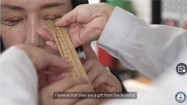 You Jianzia sebenarnya bukan pertama kalinya masuk Guiness. Di 2016, ia telah tercatat sebagai wanita dengan bulu mata terpanjang sekitar 4,88 inci atau 12,5 cm. Tahun ini ia mengalahkan rekornya sendiri karena bulu di kelopak matanya itu terus tumbuh dan kini menjadi 8 inci atau sekitar 20,5 cm. Foto: Dok. YouTube Guinness World Records