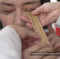 You Jianzia sebenarnya bukan pertama kalinya masuk Guiness. Di 2016, ia telah tercatat sebagai wanita dengan bulu mata terpanjang sekitar 4,88 inci atau 12,5 cm. Tahun ini ia mengalahkan rekornya sendiri karena bulu di kelopak matanya itu terus tumbuh dan kini menjadi 8 inci atau sekitar 20,5 cm. Foto: Dok. YouTube Guinness World Records