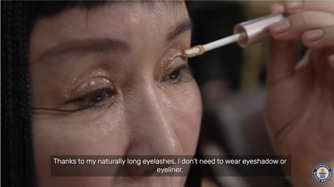 Terima kasih karena bulu mataku yang panjang secara natural. Aku tidak perlu pakai eyeshadow atau eyeliner. Bulu mataku yang panjang natural bisa berfungsi sebagai eyeliner panjang, ujarnya. Foto: Dok. YouTube Guinness World Records