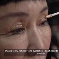 Terima kasih karena bulu mataku yang panjang secara natural. Aku tidak perlu pakai eyeshadow atau eyeliner. Bulu mataku yang panjang natural bisa berfungsi sebagai eyeliner panjang, ujarnya. Foto: Dok. YouTube Guinness World Records