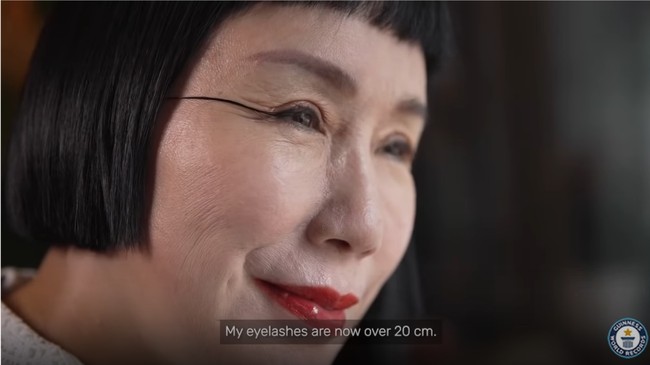 You Jianzia ingin mencari tahu mengapa fenomena itu terjadi padanya tapi tak kunjung menemukan dan kini berpikir bahwa itu semua berkah Tuhan. Aku juga mencoba mencari alasan sains seperti gen atau yang lain. Bagaimanapun tidak ada orang di keluargaku yang punya bulu mata panjang sepertiku, ini tidak bisa dijelaskan, tutur You. Foto: Dok. YouTube Guinness World Records