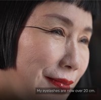 You Jianzia ingin mencari tahu mengapa fenomena itu terjadi padanya tapi tak kunjung menemukan dan kini berpikir bahwa itu semua berkah Tuhan. Aku juga mencoba mencari alasan sains seperti gen atau yang lain. Bagaimanapun tidak ada orang di keluargaku yang punya bulu mata panjang sepertiku, ini tidak bisa dijelaskan, tutur You. Foto: Dok. YouTube Guinness World Records