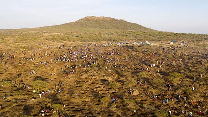 Sebanyak 1.000 orang lebih berbondong-bondong ke desa KwaHlathi di Provinsi Kwazulu Natal Afrika Selatan. Mereka berburu batu yang diyakini sebagai berlian.
