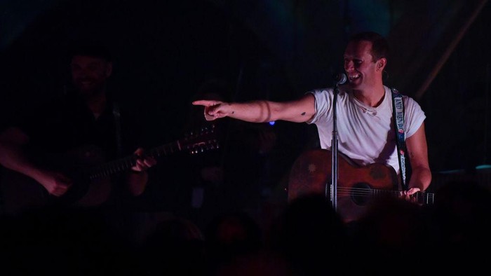 LONDON, ENGLAND - NOVEMBER 25: Chris Martin from Coldplay performs at the Natural History Museum on November 25, 2019 in London, England. (Photo by Gareth Cattermole/Getty Images)