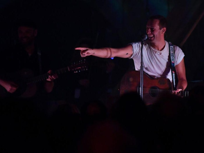 LONDON, ENGLAND - NOVEMBER 25: Chris Martin from Coldplay performs at the Natural History Museum on November 25, 2019 in London, England. (Photo by Gareth Cattermole/Getty Images)