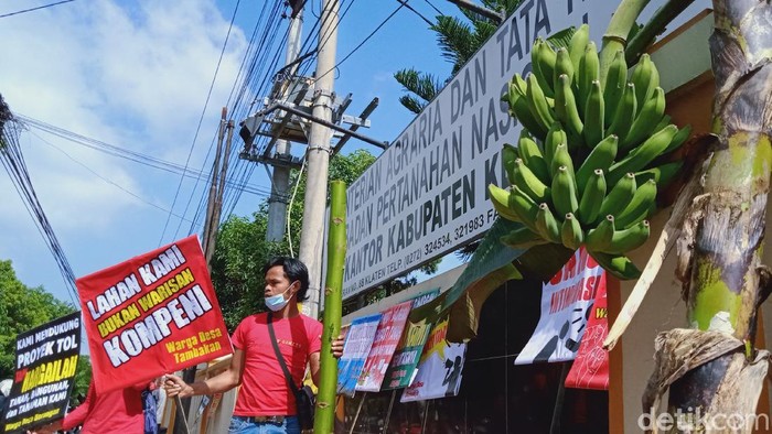Aksi warga korban tol Yoga-Solo di BPN  Klaten