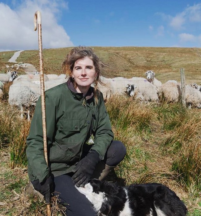 Amanda Owen, dulunya seorang model Inggris yang banting setir dengan bekerja di peternakan. Di era modern seperti saat ini, Amanda justru memilih menjadi pengembala.  Foto: dok. Instagram