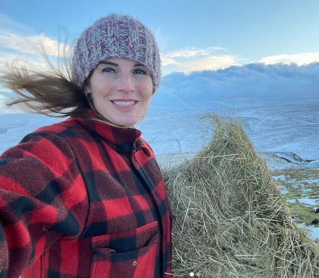 Amanda mengungkapkan bahwa dia tidak meneruskan kariernya sebagai model setelah suatu hari menemukan buku tentang pengembala dan melihat foto-foto peternakan. Gairah barunya kemudian muncul.  Foto: dok. Instagram