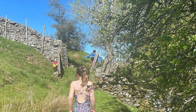 Belum lama ini Amanda jadi sorotan karena mengembala sapi menggunakan bikini. Wanita 46 tahun itu tidak ingin distereotipkan kehidupan peternakannya.  Foto: dok. Instagram