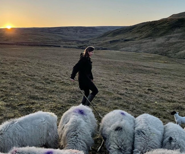 Beginilah penampilan Amanda saat memelihara domba-dombanya.  Foto: dok. Instagram