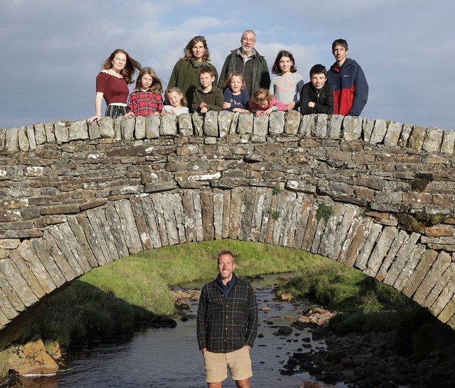 Foto, pemandangan, orang-orangnya, semua yang ada di buku itu membuatku tertarik. Itu tampak sangat nyata, berpasir dan beratmosfer. Bekerja di luar ruangan, dan melakukan hal yang sebenarnya, melakukan pekerjaan fisik, dan berada di luar sana merasakan unsur-unsurnya, terpapar angin, terbakar sinar matahari, kehujanan, dan semuanya. Itu seperti itu yang bagu saat itu, ungkap Amanda, seperti dikutip dari Nine.  Foto: dok. Instagram