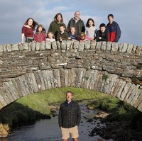 Foto, pemandangan, orang-orangnya, semua yang ada di buku itu membuatku tertarik. Itu tampak sangat nyata, berpasir dan beratmosfer. Bekerja di luar ruangan, dan melakukan hal yang sebenarnya, melakukan pekerjaan fisik, dan berada di luar sana merasakan unsur-unsurnya, terpapar angin, terbakar sinar matahari, kehujanan, dan semuanya. Itu seperti itu yang bagu saat itu, ungkap Amanda, seperti dikutip dari Nine.  Foto: dok. Instagram