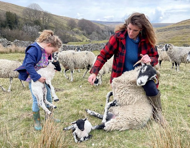 Dia kini tinggal di peternakan Ravenseat, Yorkshire Utara, Inggris bersama suaminya Clive dan sembilan anaknya. Kehidupannya yang unik tersebut bisa dilihat di reality shownya berjudul Our Yorkshire Farm.  Foto: dok. Instagram