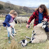 Dia kini tinggal di peternakan Ravenseat, Yorkshire Utara, Inggris bersama suaminya Clive dan sembilan anaknya. Kehidupannya yang unik tersebut bisa dilihat di reality shownya berjudul Our Yorkshire Farm.  Foto: dok. Instagram