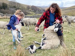8 Foto Kehidupan Mantan Model yang Kini Tinggal di Desa Jadi Pengembala Domba