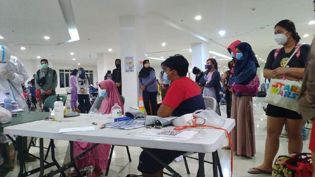 Antrean pasien COVID-19 di Rumah Sakit Darurat COVID-19 Wisma Atlet