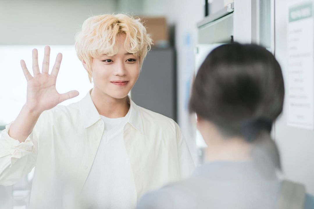 Spoiler At A Distance Spring Is Green, Park Ji Hoon Jadi ATM Berjalan