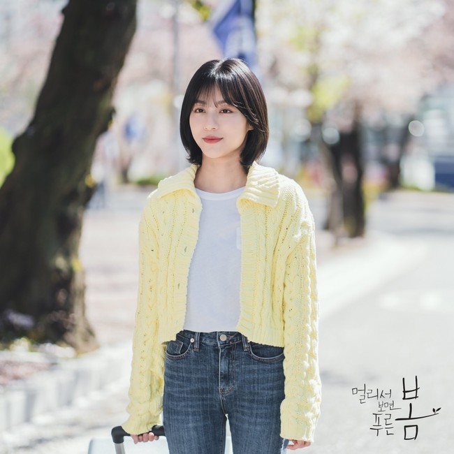 Kang Min Ah mulai banyak dikenal sebagai Soo Ah, sahabat Ju Kyung (pemain Moon Ga Young) di True Beauty. Aktris cantik berumur 24 tahun ini dipasangkan dengan Park Ji Hoon dalam drama Korea on going At A Distance Spring Is Green. Foto: dok. KBS2