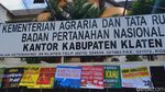 Bawa Pohon Pisang-Sengon, Warga Terimbas Tol Yogya-Solo Geruduk BPN