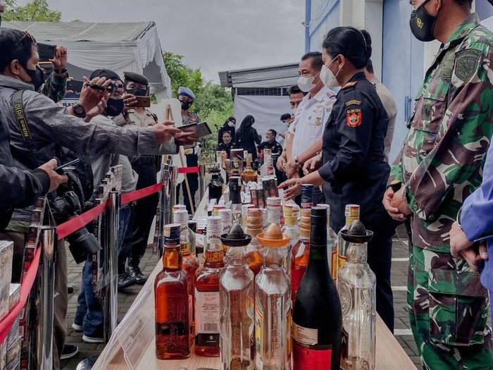 Bea Cukai Denpasar musnahkan ratusan botol miras, puluhan ribu batang rokok dan ratusan liquid vape ilegal
