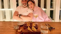 Momennya bersama sang suami sering ia bagikan lewat Instagram miliknya @bungazainal05. Mereka tampak harmonis dan selalu romantis walaupun sedang makan di restoran. Foto: Instagram @bungazainal05