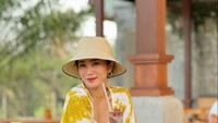 Tampak cantik, begini gaya Bunga Zainal saat menikmati aneka makanan khas Bali di sebuah restoran. Foto: Instagram @bungazainal05